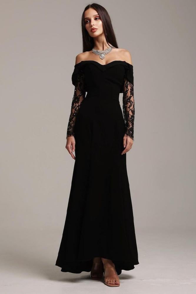 فستان اسود بفتحة مميزة من الظهر