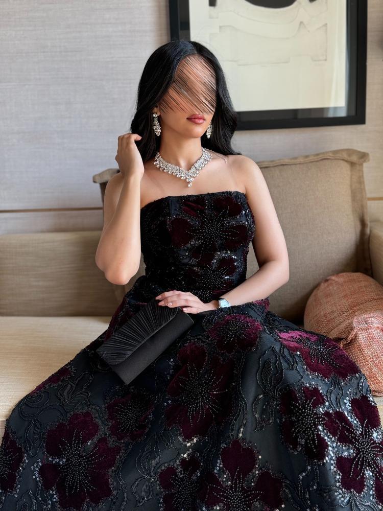 فستان سناء أسود من خامة ميكادو مورد