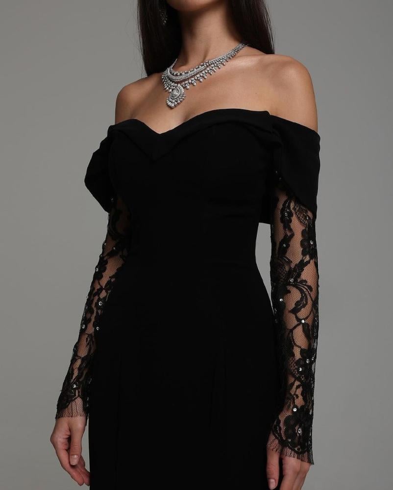 فستان اسود بفتحة مميزة من الظهر