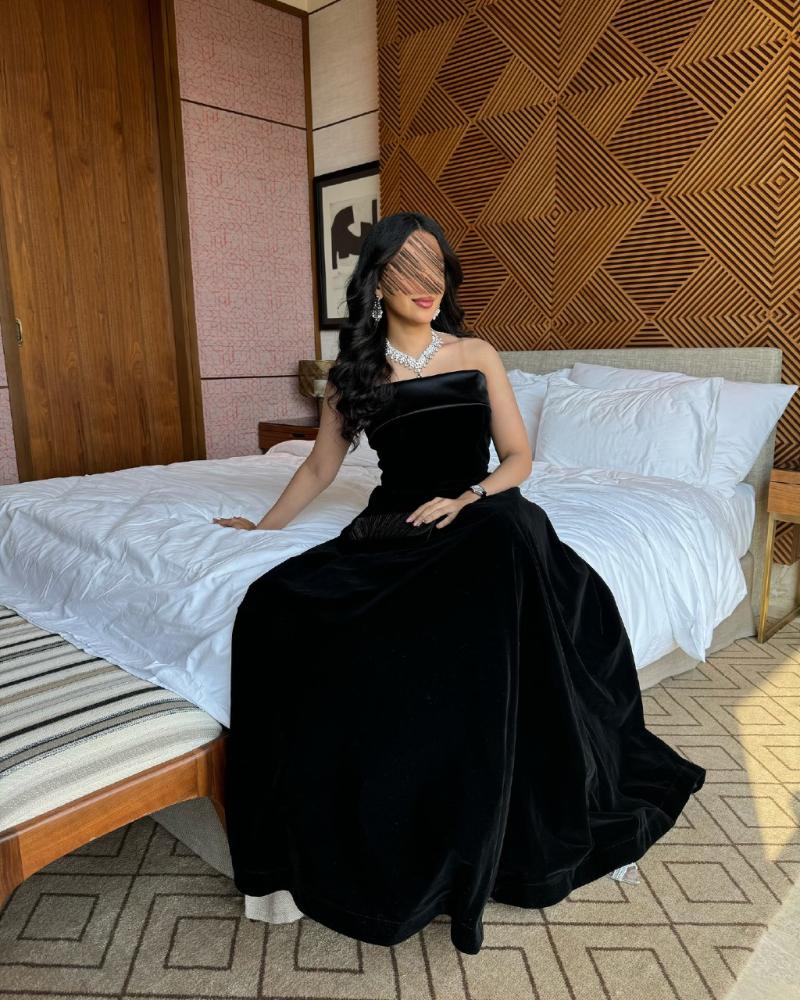 فستان سارة الأسود الطويل الجذاب