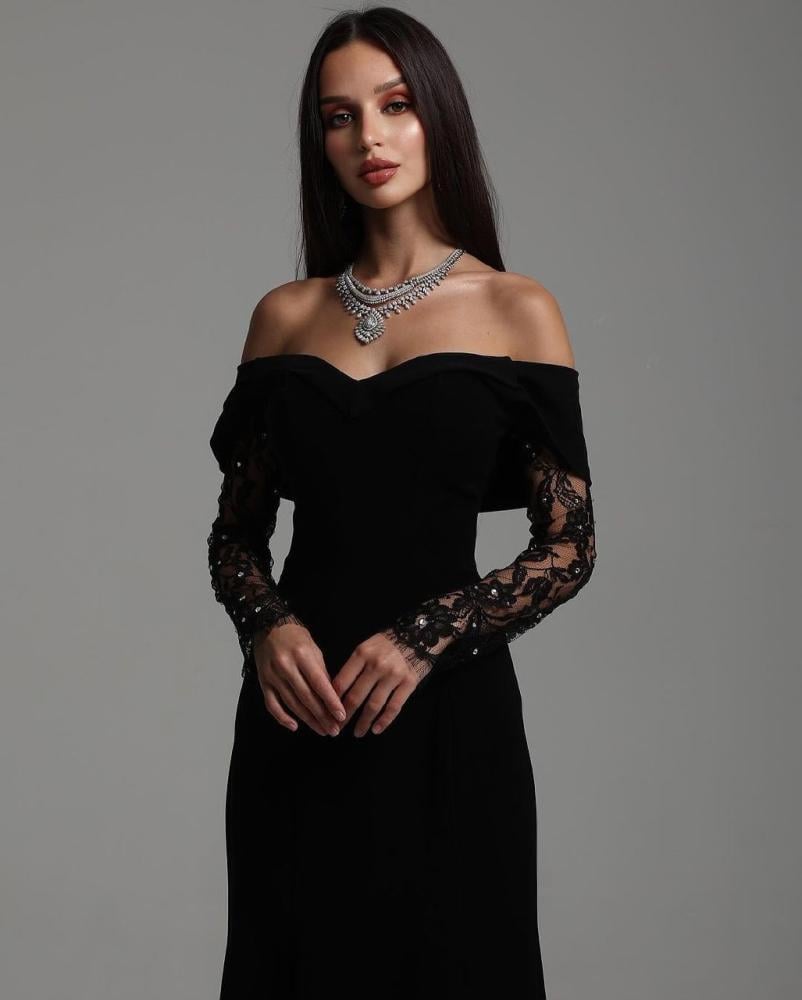 فستان اسود بفتحة مميزة من الظهر