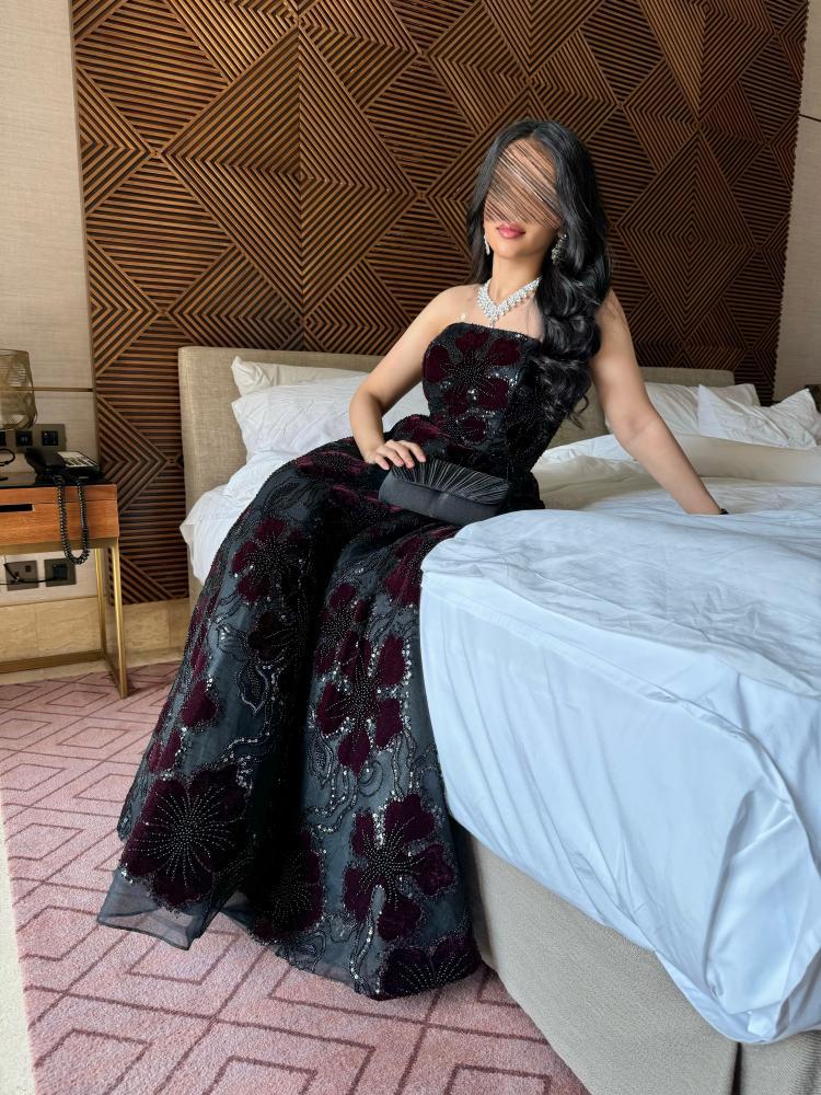 فستان سناء أسود من خامة ميكادو مورد