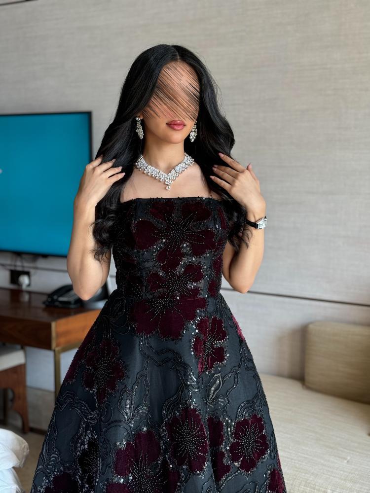 فستان سناء أسود من خامة ميكادو مورد