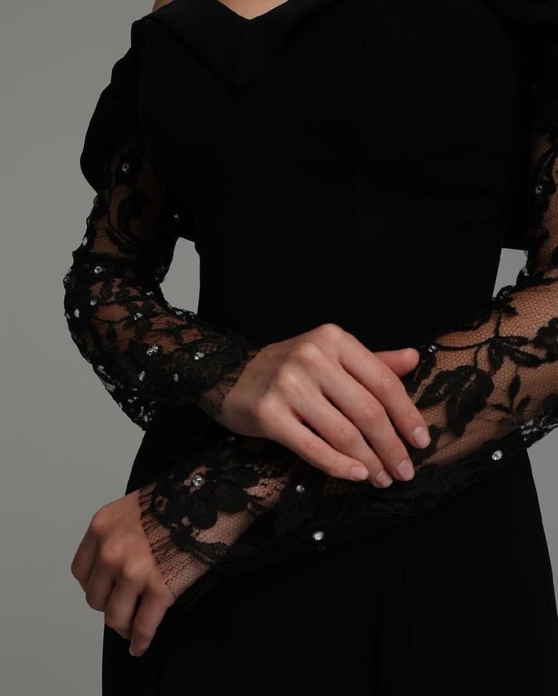 فستان اسود بفتحة مميزة من الظهر