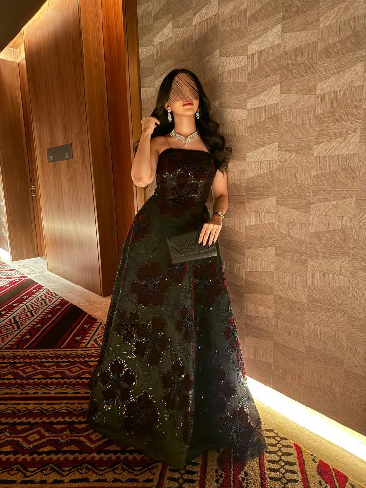 فستان سناء أسود من خامة ميكادو مورد