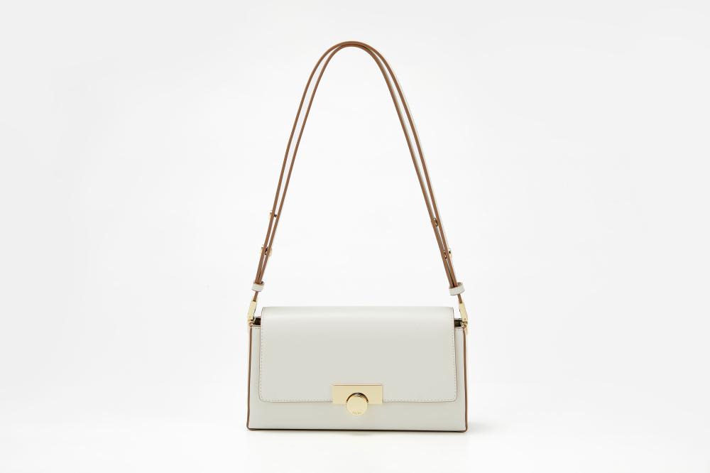 حقيبه بيضاء