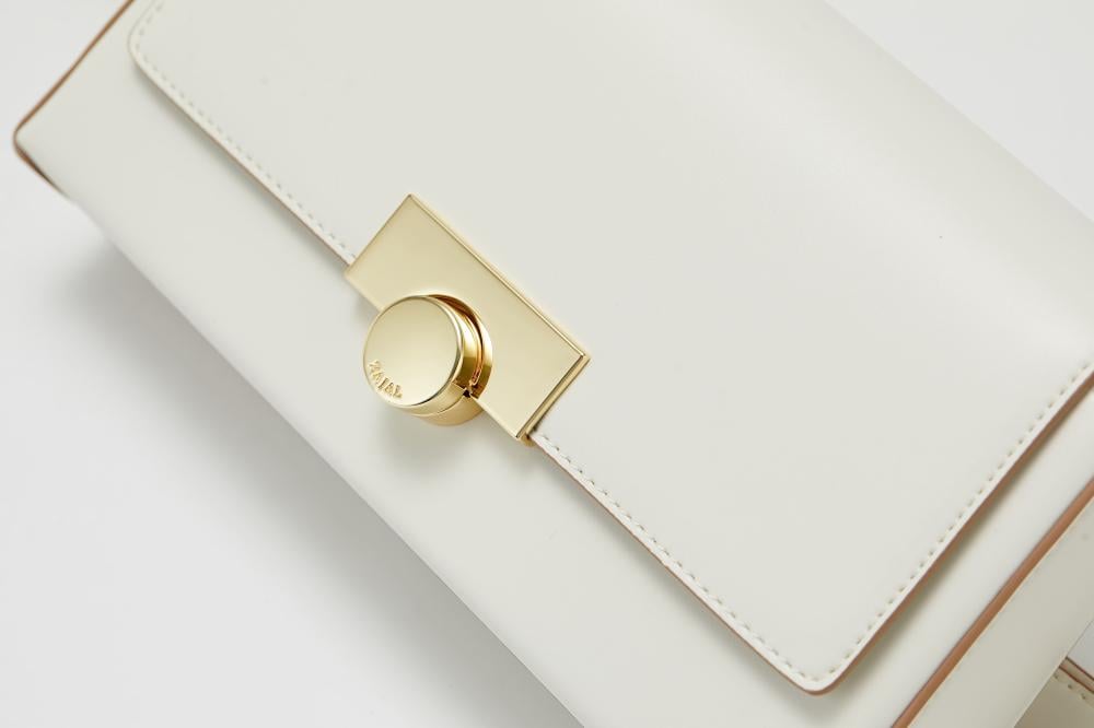 حقيبه بيضاء