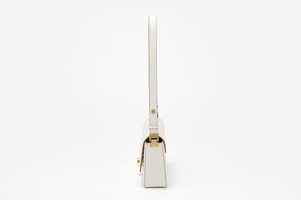 حقيبه بيضاء