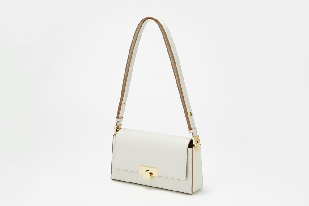 حقيبه بيضاء