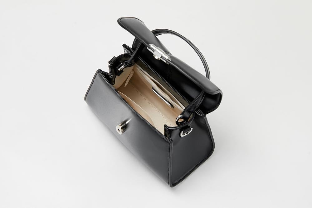 شنطه لون اسود