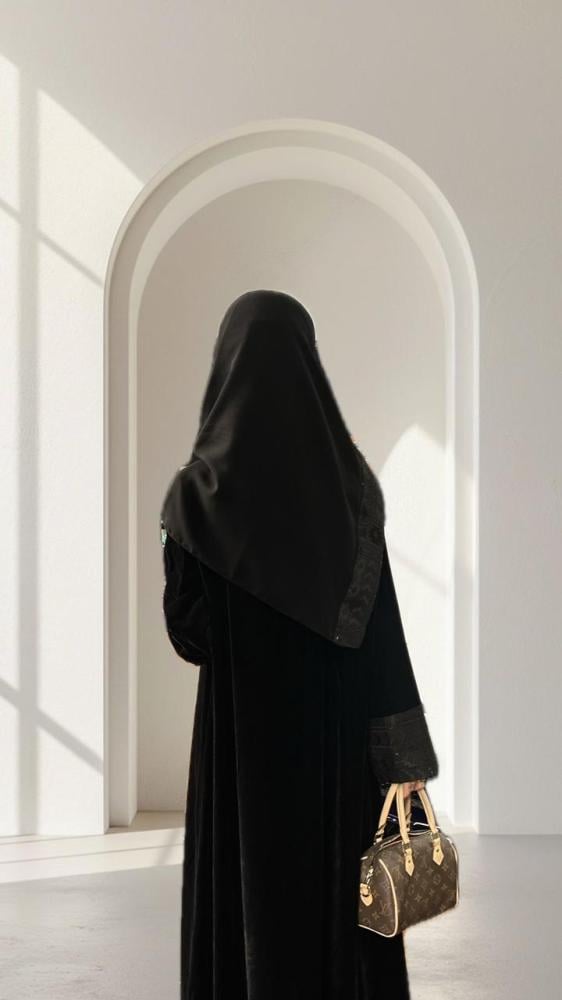 عباية مخمل أسود بكلفة مطرزة على الأكمام