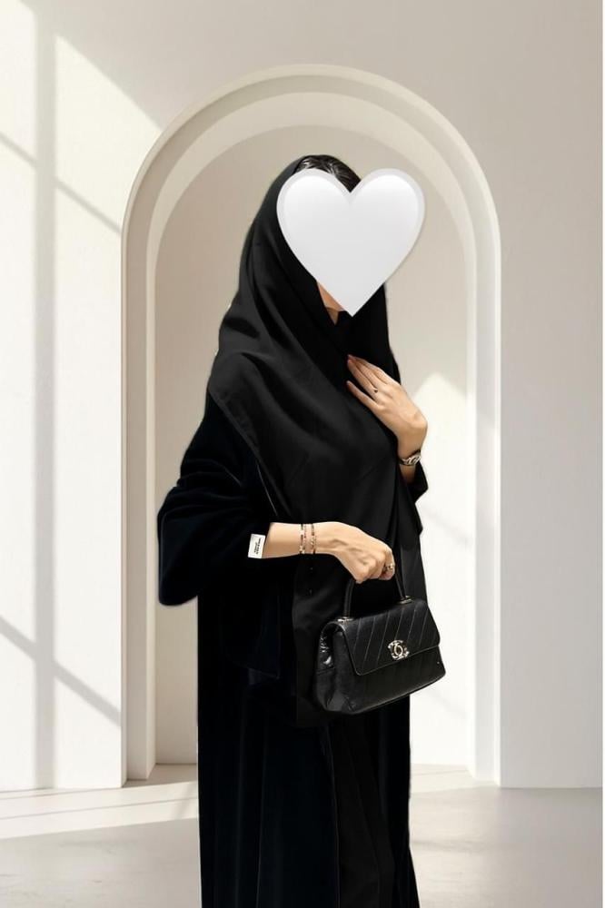 عباية مخمل سوداء نص كلوش مع طرحة نصين بتصميم فاخر