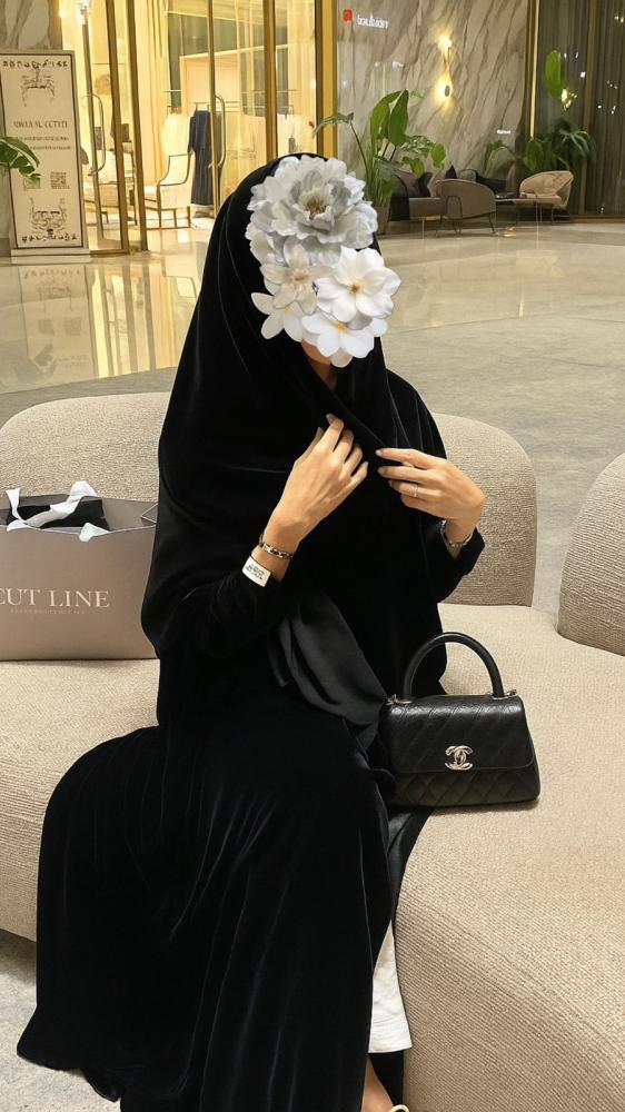 عباية مخمل راقية باللون الأسود مع طرحة أنيقة