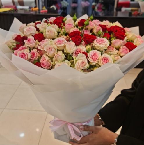 بوكيه بيبي روز بينك واحمر وابيض 30 غصن مغلفه بورق...