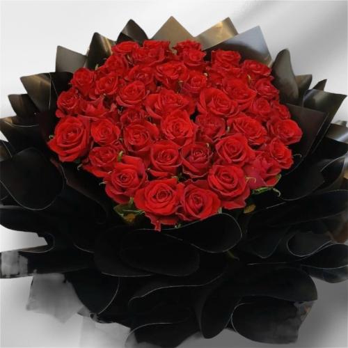 بوكيه روز احمر 40 غصن مغلفه بورق اسود