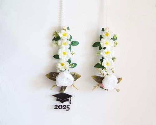 عقد تخرج بورد ابيض White Flower Graduation Necklace