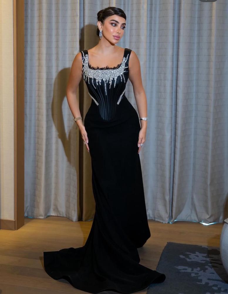 فستان اسود سهره بتطريز انيق بخامة الباربي والتفته