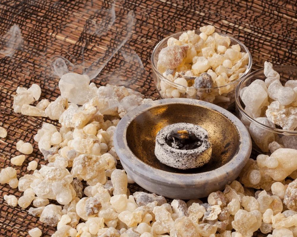 اكتشف بخور العنبر ورائحته العطرية الفاخرة