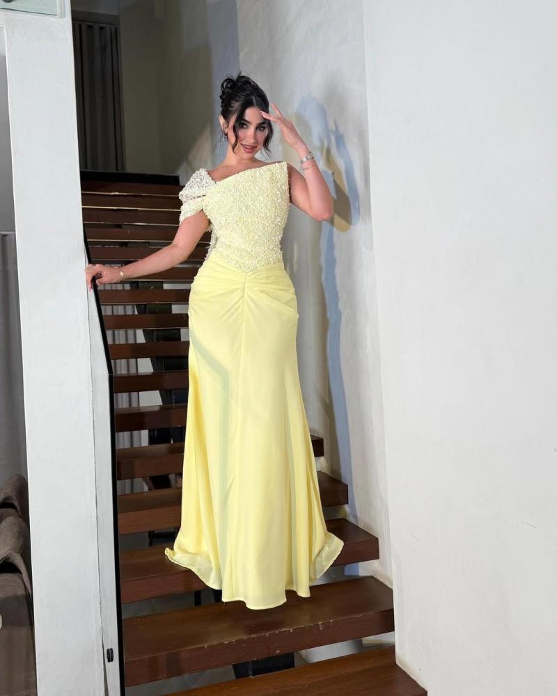 فستان اصفر يتميز بقصه طويله من الاسفل