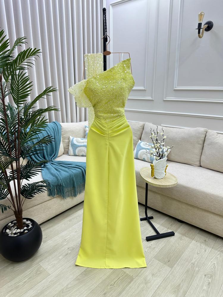 فستان اصفر يتميز بقصه طويله من الاسفل
