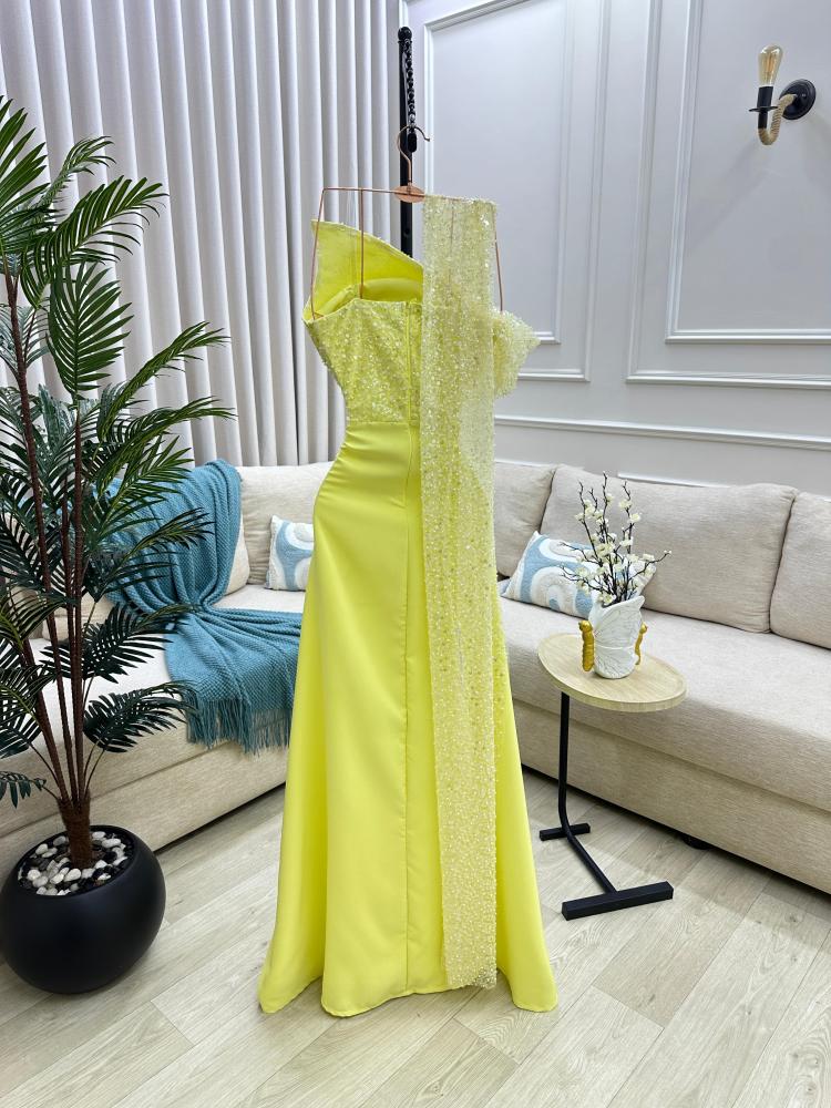 فستان اصفر يتميز بقصه طويله من الاسفل