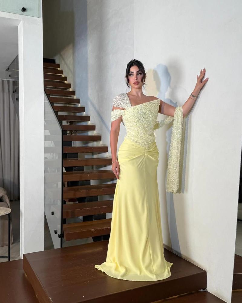 فستان اصفر يتميز بقصه طويله من الاسفل
