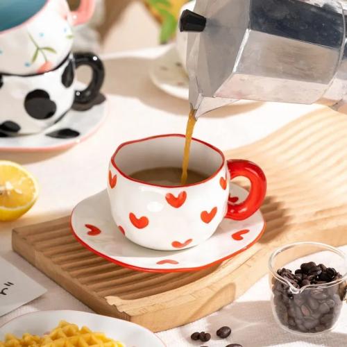 فنجان قهوة سيراميك غير منتظم مرسوم يدويًا