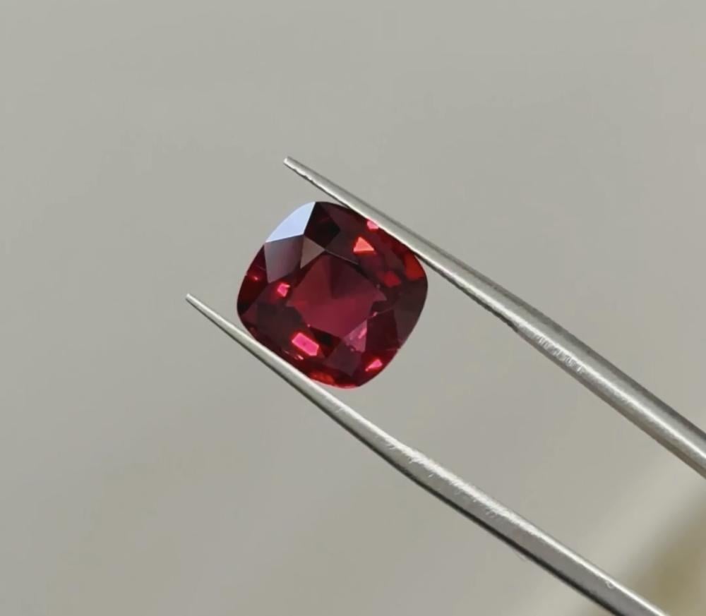 الجارنيت المندايت الأحمر  (Red Mandarin Garnet )حجر النار والطاقة والجاذبية!