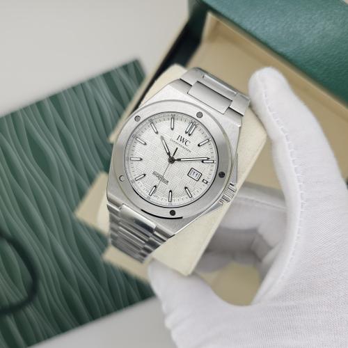 ساعة اي دبليو سي انجينيور البيضاء