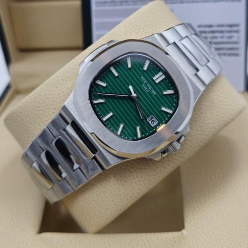 ساعة باتيك الخضراء تعمل بطاريه