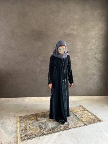 عباية مخمل بين السماوي والرمادي ساده