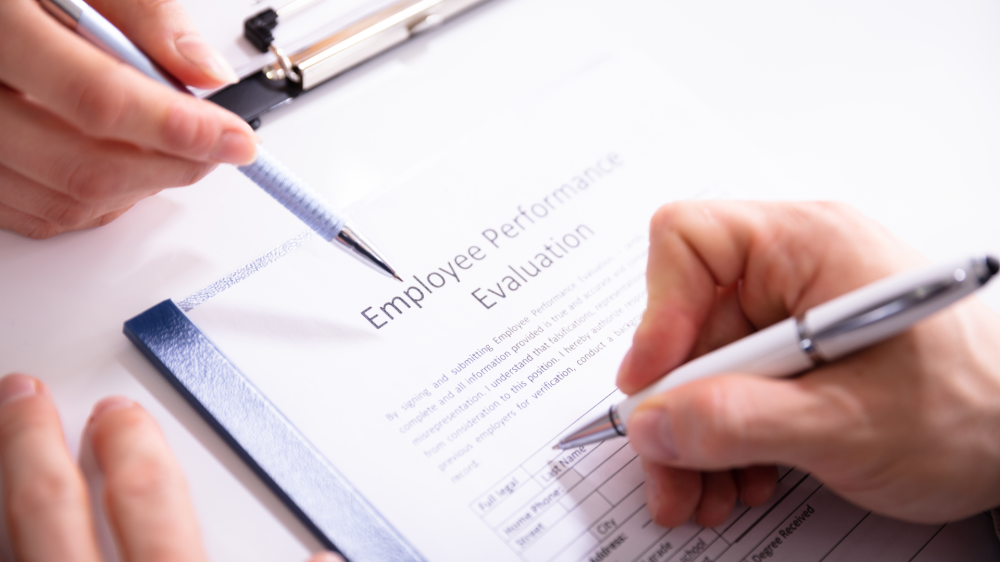 أهمية التقييم الذاتي في بناء مسار مهني ناجح