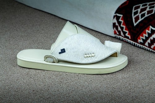 جلد الخيل ابيض (يفضل طلب مقاس اكبر)