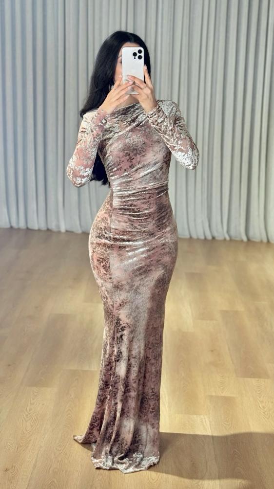 فستان مخملي بلون بيج وردي بتصميم ضيق فاخر