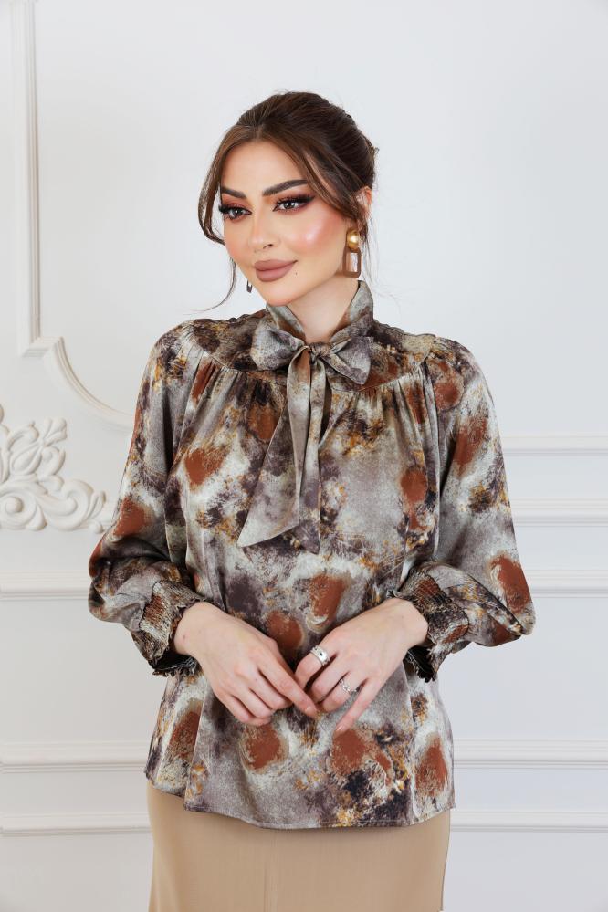 بلوزة بطبعة فنية بألوان ترابية