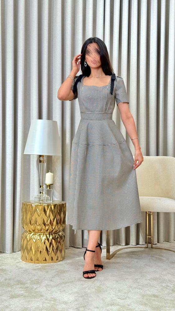 فستان مربعات كلاسيكي بأكتاف مزينة بربطات سوداء