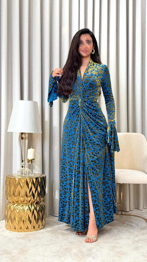 فستان تركوازي بنقوش مخملية ذهبية – تصميم لفّ بأكمام واسعة فاخرة من التل الناعم