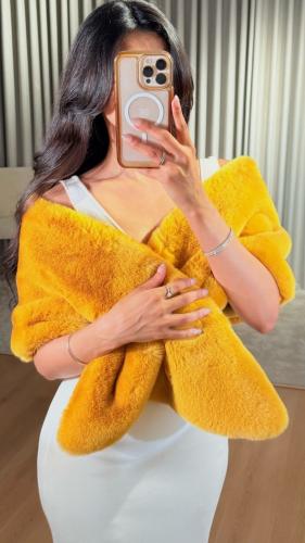 Warm and elegant mustard-colored fur shawl المقاس:(FREE SIZE)