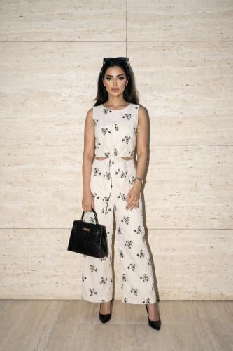 Off-white jumpsuit with floral embroidery SIZE:(M)