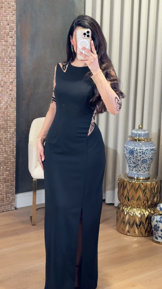 فستان أسود بتفاصيل شفافة وتطريز فاخر