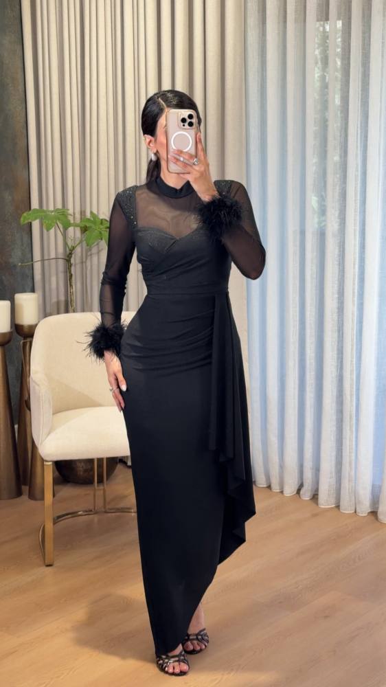 فستان أسود ملكي بريش على الاكمام