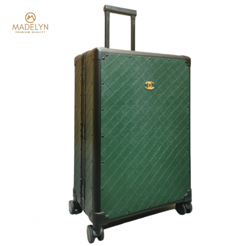 شنطة سفر من CHANEL