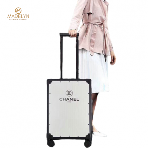 شنطة سفر من CHANEL