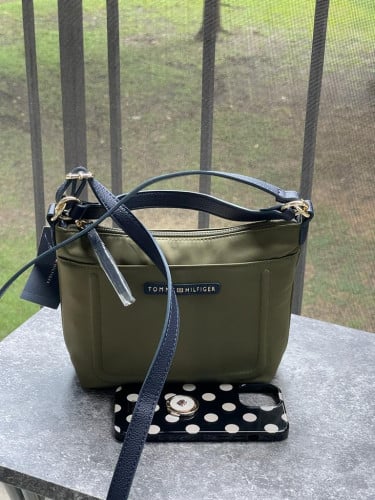 شنطة ماركة تومي هيلفيقر