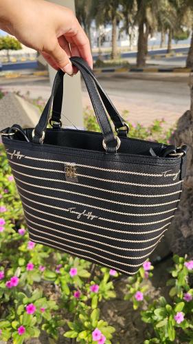 شنطة ماركة تومي هيلفيقر