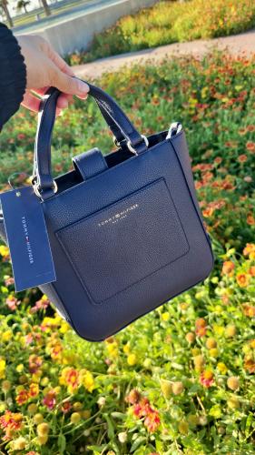 شنطة ماركة تومي هيلفيقر