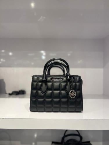 شنطة ماركة مايكل كورس