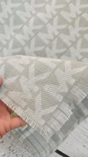 شال عريض ماركة مايكل كورس