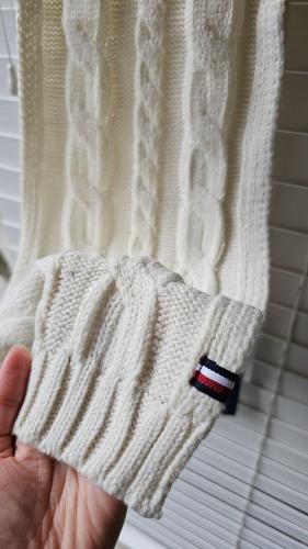 شال ماركة تومي هيلفيقر