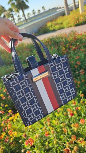 شنطة ماركة تومي هيلفيقر